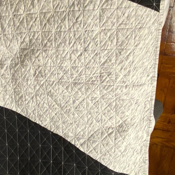 Blk & Wht Quilt - Picture 4 of 7